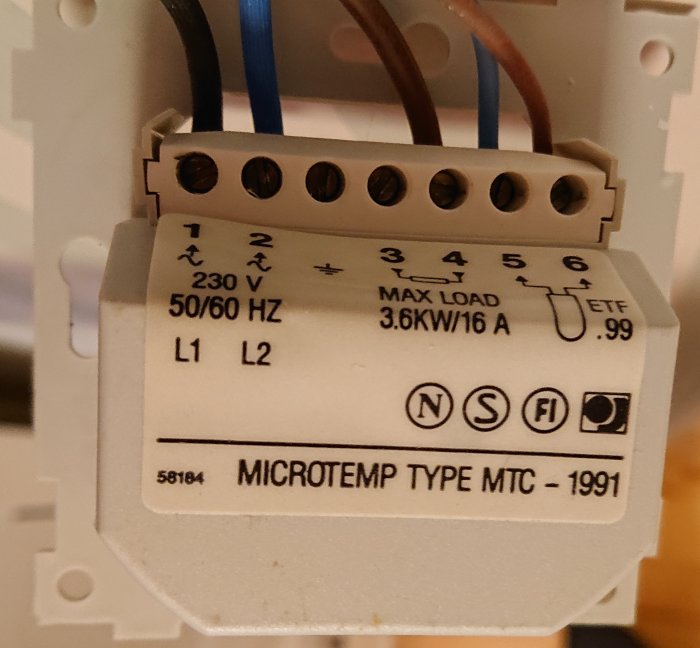 En Microtemp termostat för golvvärme, modell MTC-1991, med anslutna kablar och tekniska specifikationer.