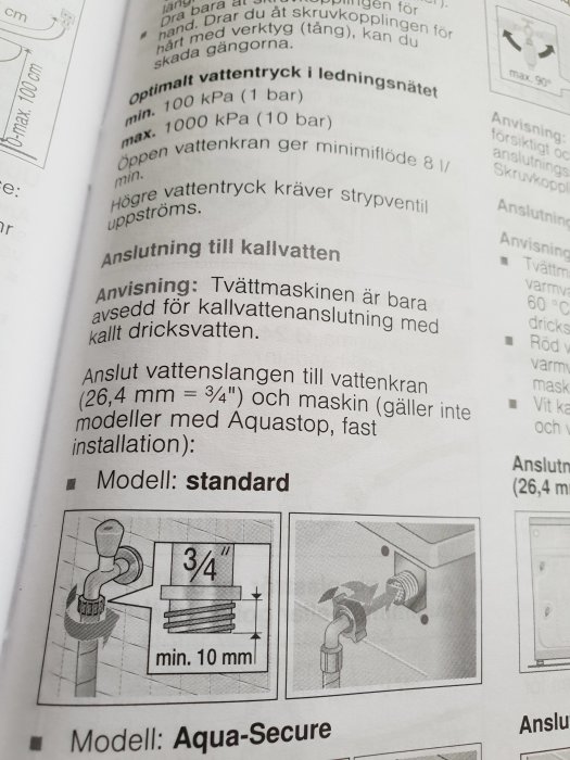 Skiss på en tvättmaskins vattenanslutning som visar standard och Aqua-Secure modeller med slangar i olika vinklar.