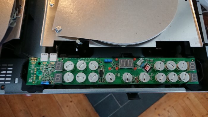 Öppnad Electrolux spishäll som visar elektronik och kontrollpanel internt utan synliga skador.
