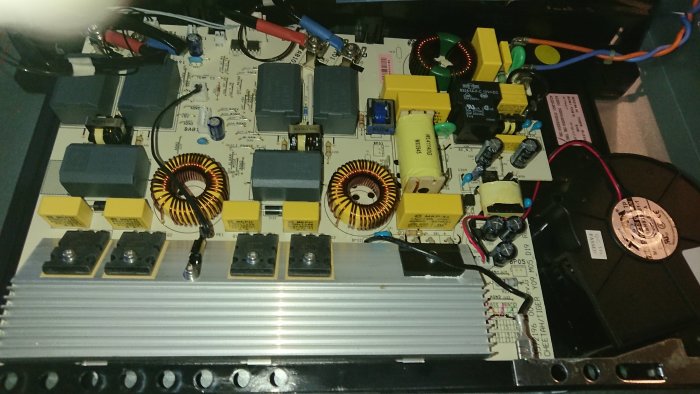 Öppnad Electrolux spishäll som visar elektronikkort och komponenter, utan synliga skador.