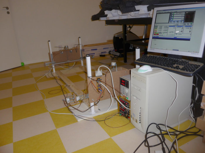 Hembyggd CNC-skärmaskin för EPS med datorstyrning på ett rutigt golv.