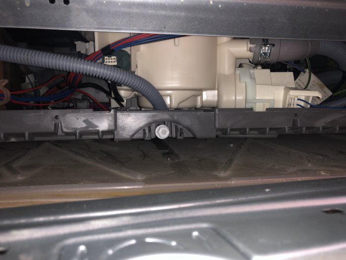 Inre komponenter och ledningar under en diskmaskin som visar tecken på felkod 50.