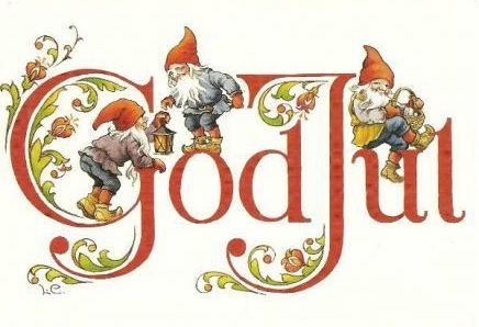 Illustration av tomtar som klättrar och sitter på texten "God Jul" i dekorativ stil.