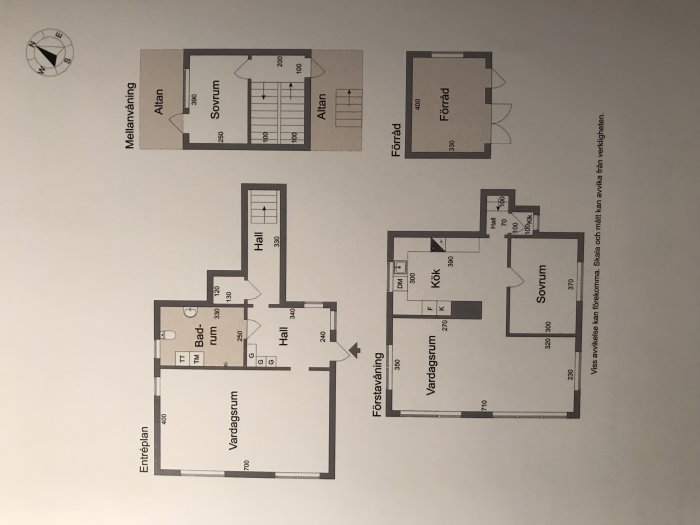 Husritning som visar planlösning med dimensioner för entréplan och mellanvåning.