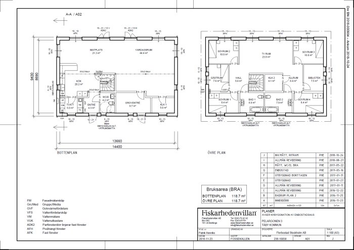 Arkitektritningar av en villa, visar både bottenvåningen och övre plan med rumsindelningar och mått.