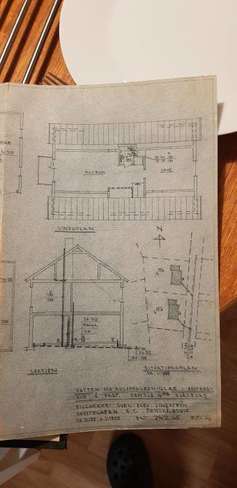 Ritning av en byggnad med planlösning, sektion och situationsplan daterad 24.2.65.