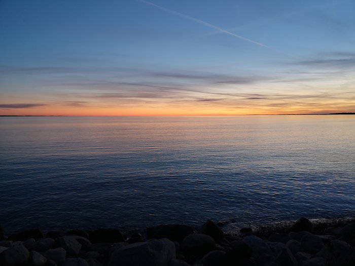 Vinterhimmel över Kalmar sund med solnedgångens färger reflekterade i vattnet.