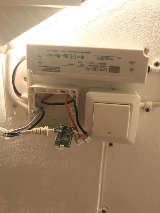 Modifierad 30W trådfri drivare upphängd på vägg med öppnat skal och synligt chip och kabelanslutningar.