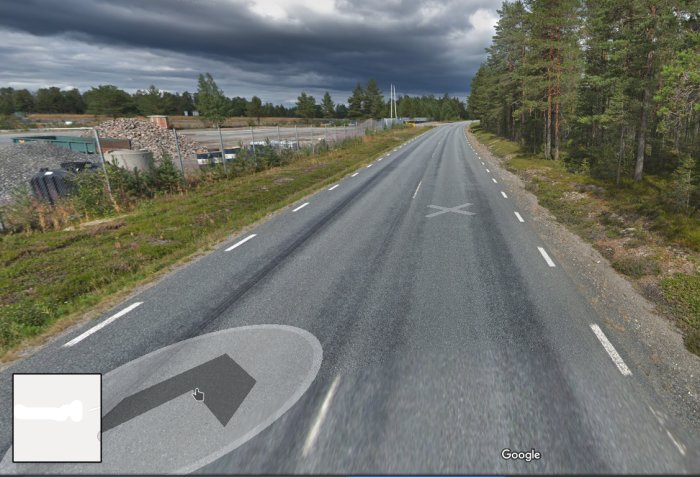 Google Street View-bild av en landsväg med skog och molnig himmel, muspekare syns nere till vänster.