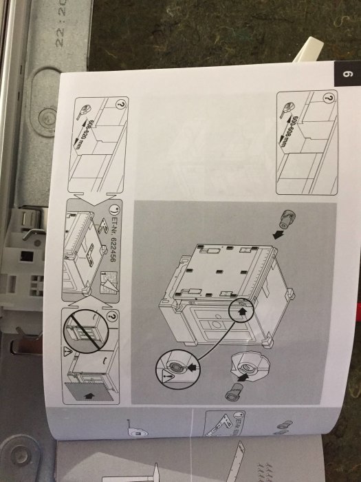 En instruktionsbok för diskmaskin med illustrationer för montering, inkluderande fästning av täcksida och uppställning.