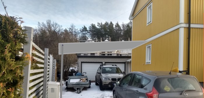 Visuell skiss av en planerad carport intill ett gult hus med fönster, inklusive plats för bil och släpkärra.