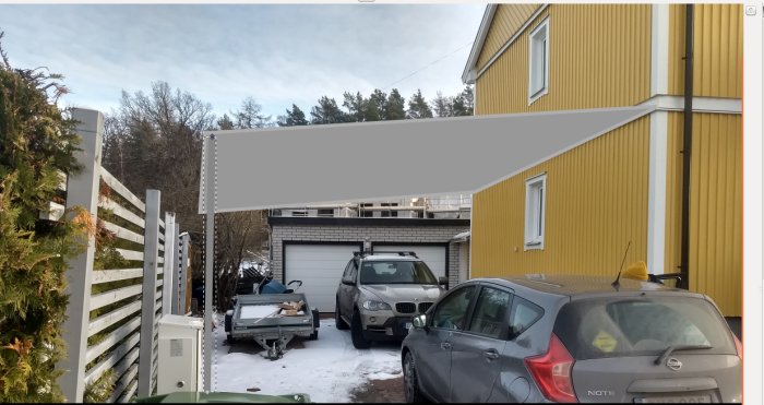 Skiss över potentiell carport placerad bredvid ett gult hus med fullstor bil och släpvagn parkerade.