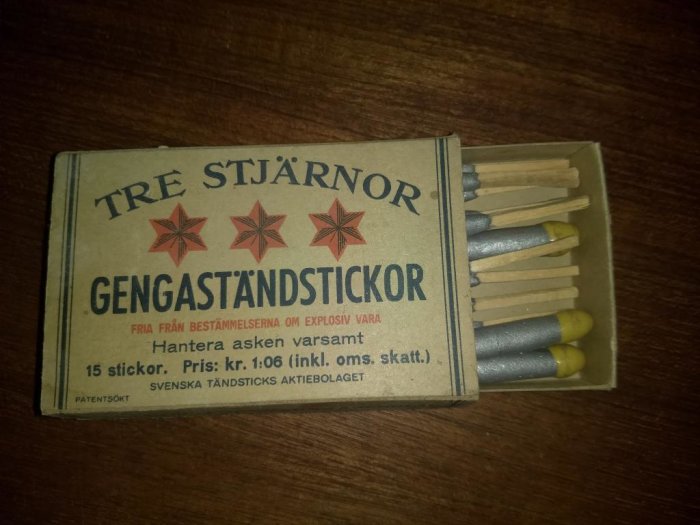 Gammal tändsticksask av märket "Tre Stjärnor Gengasständstickor" med några tändstickor, svensk text.