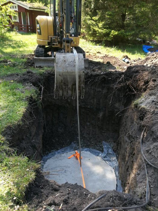 Grävmaskin vid installation av Aquatec reningsverk i grävd markbädd.