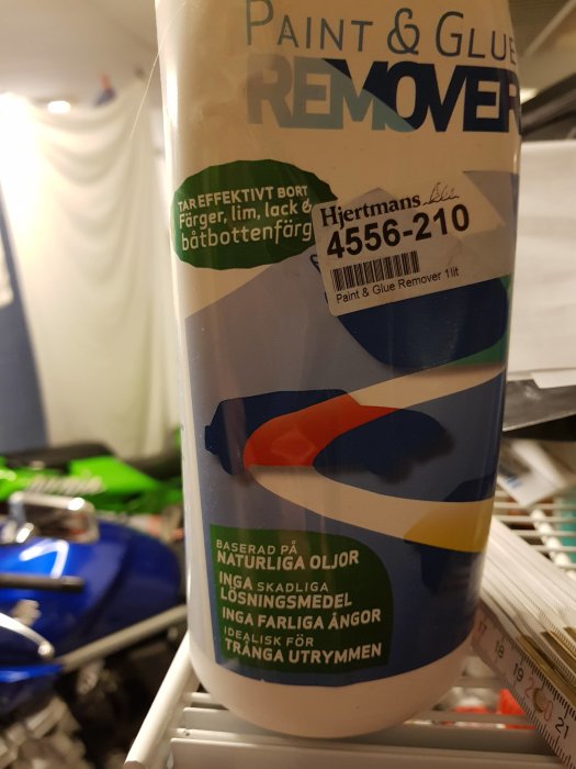 Flaska med etikett "Paint & Glue Remover" använd för att ta bort färg och lim hemma.