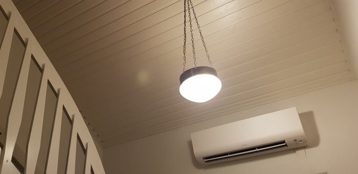 Tak med träpanel och luftvärmepump, hängande lampa, fråga om isolering och ångspärr.