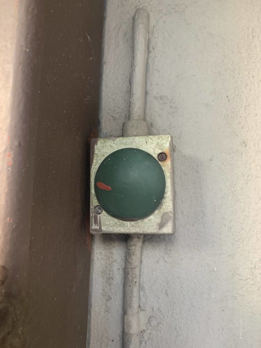 Bild på en gammal elektrisk säkerhetskross med metallrör i ett gasrum, ström kommer fram men går ej vidare.