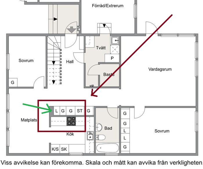 Ritning av en bostadsplan där en grön pil markerar en vägg med potentiell infrastruktur för avlopp och elkablar.