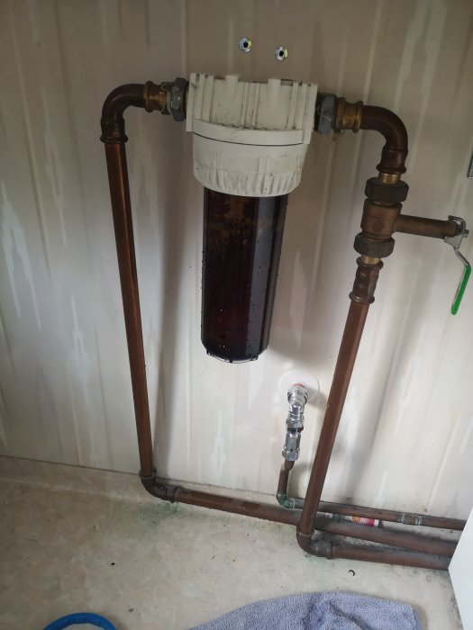 Gamla VVS-rör och böjar med en skadad koppling som behöver demonteras.