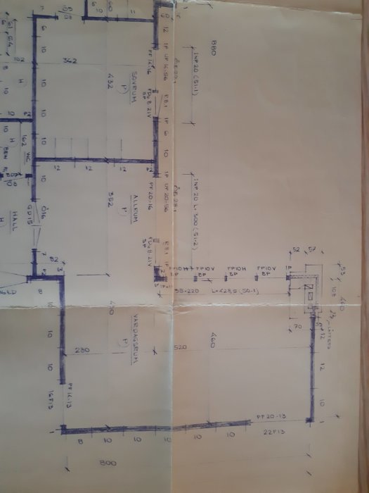 Arkitektritning av ett hus med dimensioner och markeringar för fönster och dörrar, noteringar på svenska.