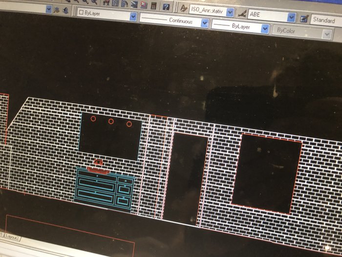 Datorritning av badrumsdesign i Autocad med väggar, kakel och infällda speglar.