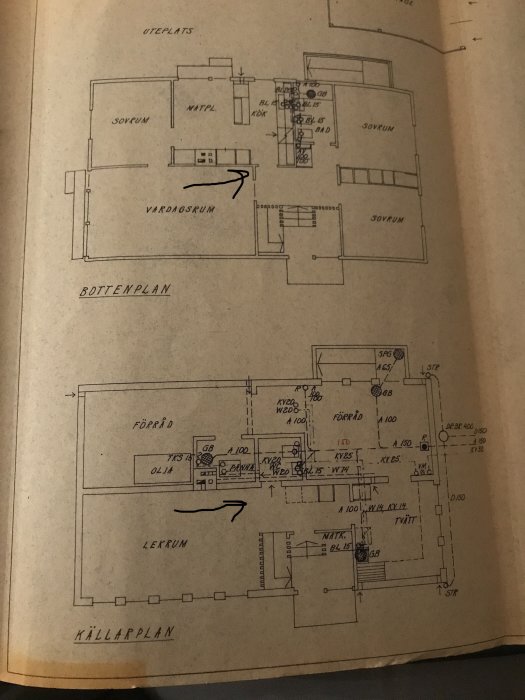 Ritning över botten- och källarplan i ett hus innehållande mått och rumsmarkeringar.