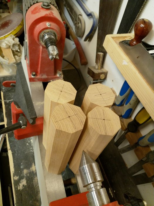 Träben sågade i hexagonform med uppritade markeringar redo för ytterligare bearbetning i en verkstad.