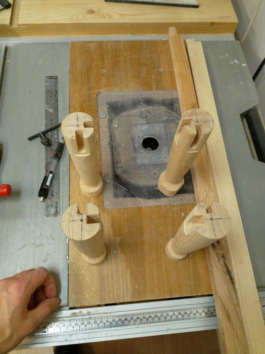 Träben med hexagonalt snitt och utskurna tapphål på arbetsbord med måttstock och verktyg.