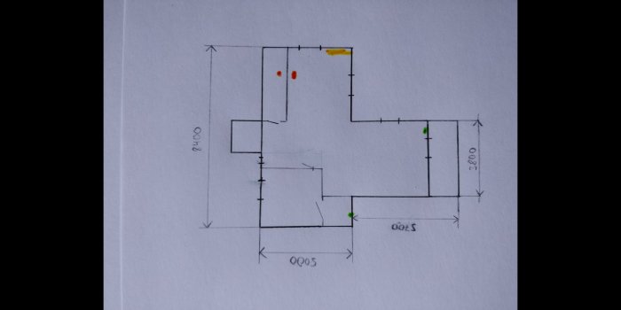 Enkel planritning av hem med markerade inluft- och utluftspunkter samt placering av luftvärmepump.