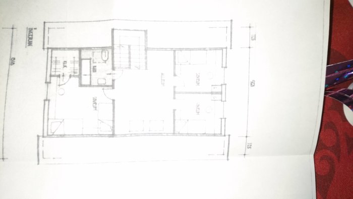 Äldre planritning av ett hus med markerad vägg mellan matsal och tv-rum, angående en eventuell ombyggnad.