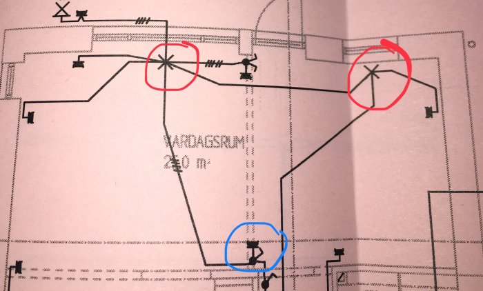 Elektrisk ritning med markerade enkla takuttag (rött) och befintlig dubbelvippa (blått) som ska uppdateras.