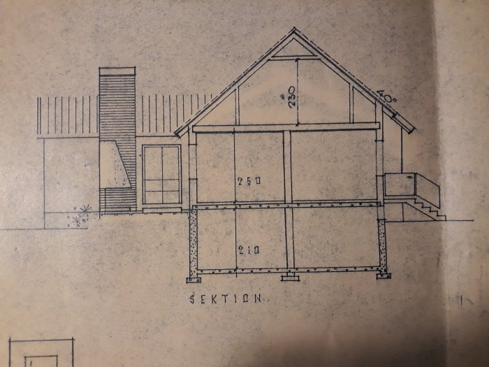 Teknisk ritning av en hussektion med måttangivelser.