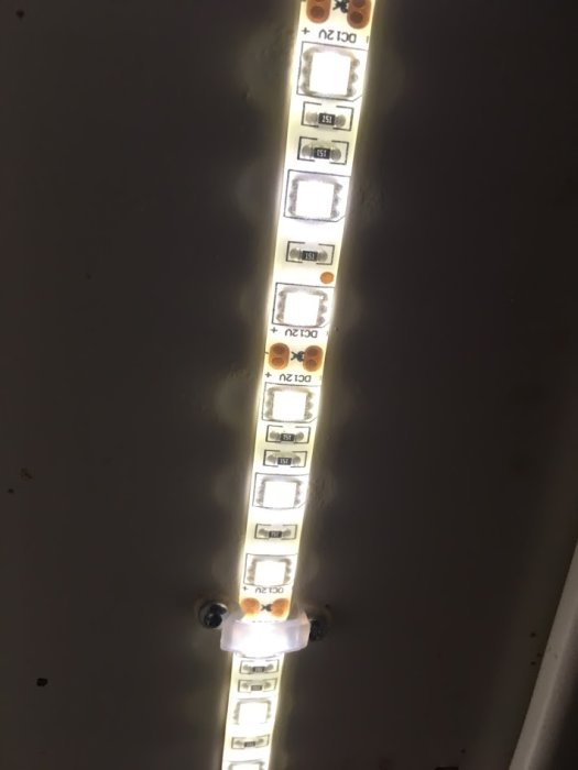 LED-strip med ojämn belysning, gulaktig vid början och vitaktig mot slutet.