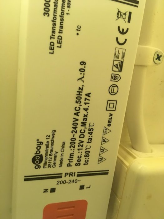 Etikett på en LED-transformator med specifikationer "3000Lumens 12V Max.17A" och säkerhetssymboler.
