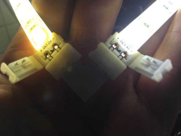 LED-strip med lödningsfri skarv där färgskillnad syns före och efter skarven.