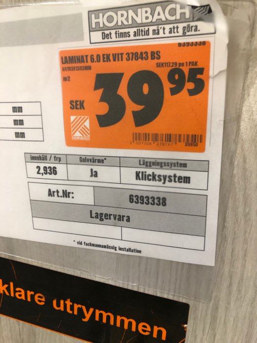 Prislapp på laminatgolv från Hornbach, vit ek, till ett kreativt och temporärt renoveringsprojekt.