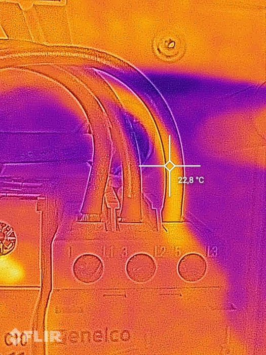 Termisk bild av förtennad kabel med temperaturmärkning på 22.8°C i en fördelningsdosa.