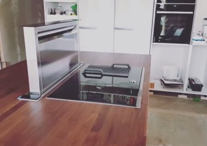 Spirorör inbyggda i köksbänk för ventilation med gnagarskyddat utblås.