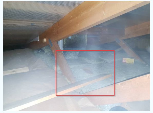 Trång vindsutrymme med isoleringen markerad i rött där ny ventilation kan anslutas.