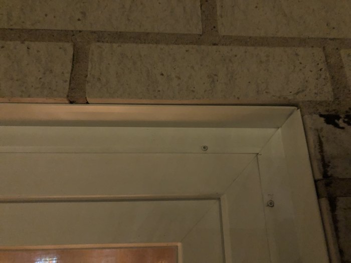 Nysatta färdiga plåtar runt en dörröppning i ett byggprojekt, med synlig mätning och montage.