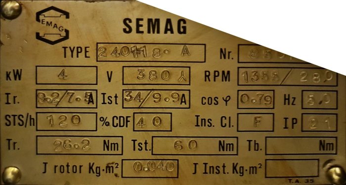 Metalltypskylt för motor med specifikationer såsom kW, V, RPM, ström (Ir och Ist), moment och andra elektriska data.