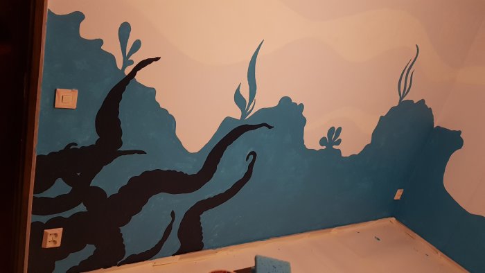 Väggmålning av undervattensvärld med svarta konturer av bläckfisk och maneter på blå bakgrund.