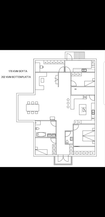 CAD-skiss av ett hus med planlösning, inklusive möblering, utan fönster eller skjutdörrar inritade.