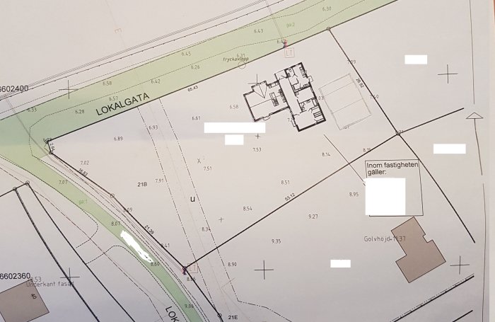 Fastighetsskiss med måttangivelser, planlösning av hus och tänkt placering av garage.