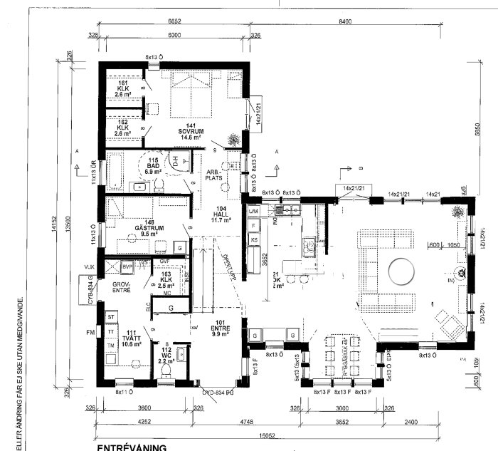 Ritning av enplanshus med planlösning inklusive möblering, dimensioner och entré placerad norrut.