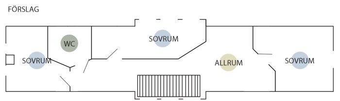 Ritning av planlösning med vinkelväggar, tre sovrum, WC och allrum, för att maximera ljuset.