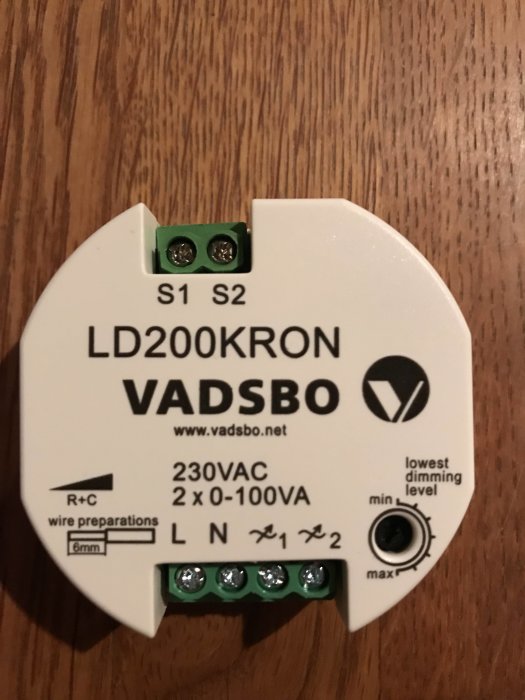 Dimmermodul LD200KRON från Vadsbo för elinstallation, ovanpå träyta.