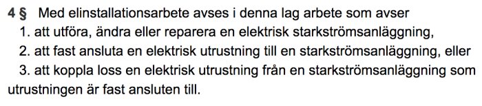 Utdrag ur lagtext som definierar elinstallationsarbete enligt svensk lag, innehållande tre punkter.