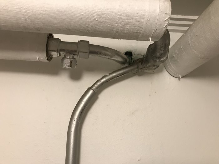 Vattenrör i en tvättstuga med T-rör anslutning och plats för att koppla in ballofix.