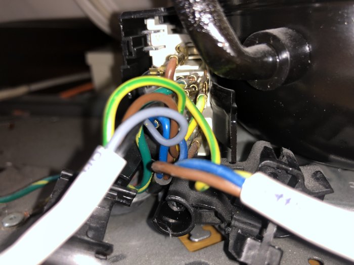 Nahaufnahme einer Klimaanlagenstartautomatik mit sichtbaren bunten Drähten und Anschlüssen.